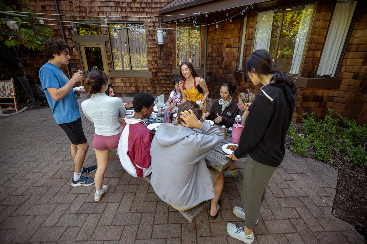 Image of Lucy Duckworth making breakfast with friends at the Xanadu House.